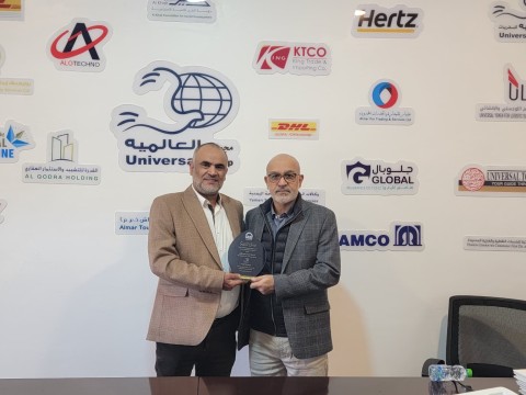 دليل صناع التنمية يمنح مدير عام مجموعة العالمية درع صناع التنمية